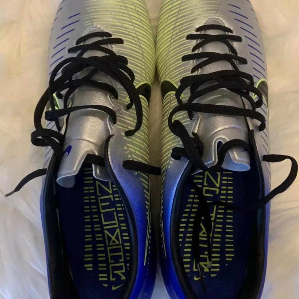 Soccer Shoes - Picture 6 of 7
